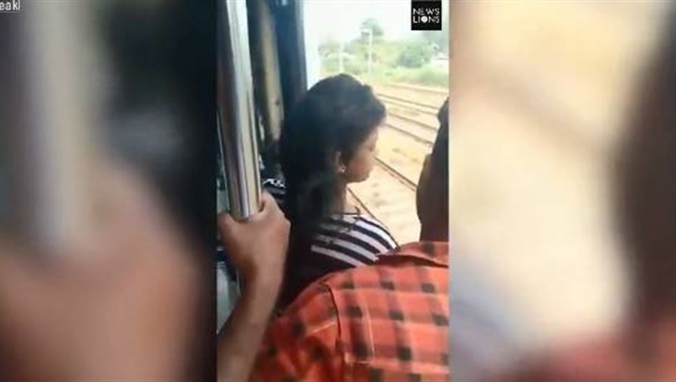 بالفيديو: امرأة تنجو بأعجوبة من الموت تحت عجلات القطار