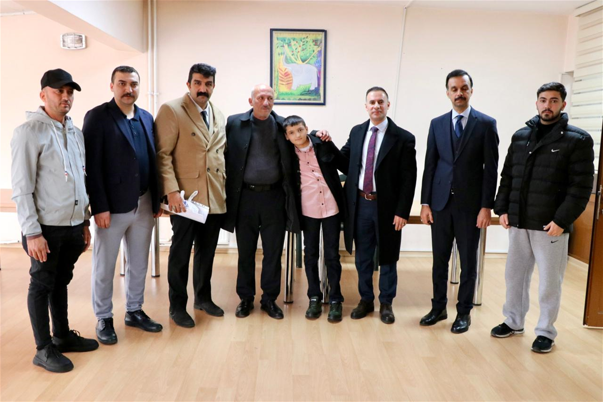 بالصور.. لحظة إعادة الطفل العراقي المختطف لدى داعش منذ 2014