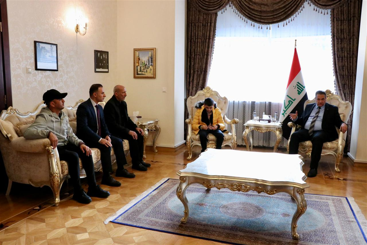 بالصور.. لحظة إعادة الطفل العراقي المختطف لدى داعش منذ 2014