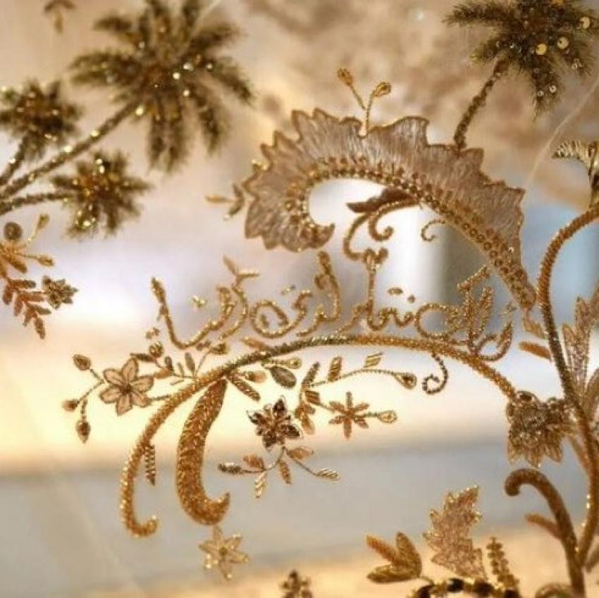 كلمات من ذهب وخيوط حريرية.. تفاصيل كثيرة في فستان الآنسة رجوة (صور)