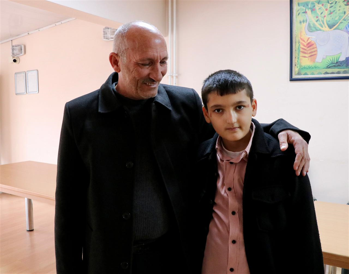 بالصور.. لحظة إعادة الطفل العراقي المختطف لدى داعش منذ 2014