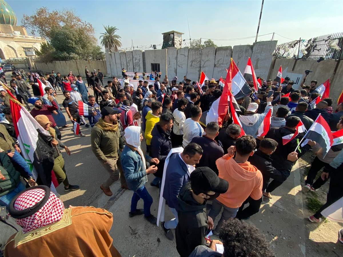 استعداداً للتوجه الى الخضراء.. المئات يتظاهرون وسط بغداد لهذا السبب (فيديو وصور)