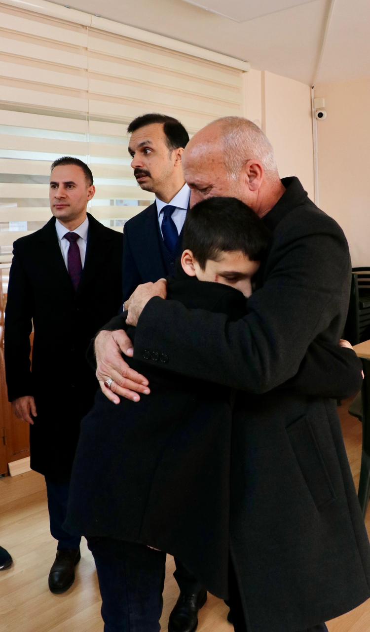 بالصور.. لحظة إعادة الطفل العراقي المختطف لدى داعش منذ 2014