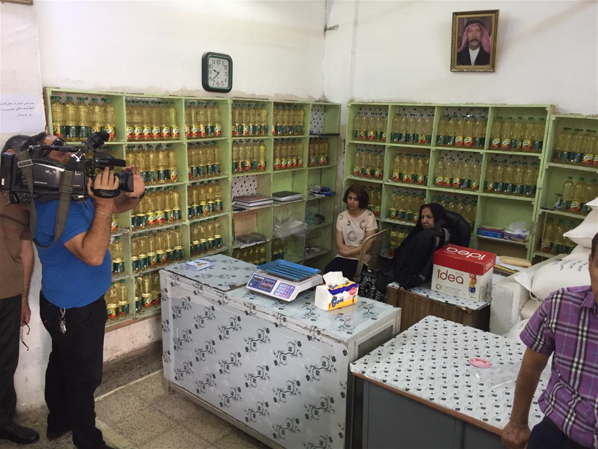 The first citizen to receive the ration card ExtImage-4167730-1162590336