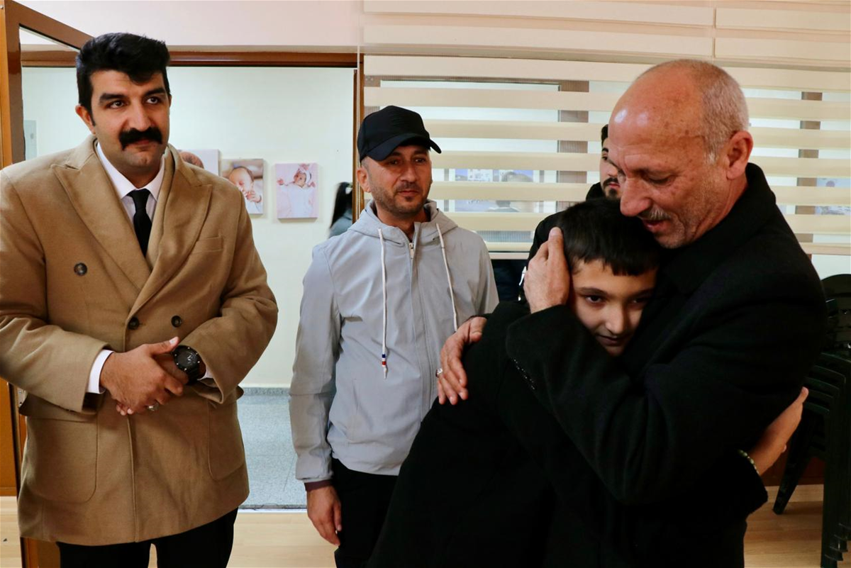 بالصور.. لحظة إعادة الطفل العراقي المختطف لدى داعش منذ 2014