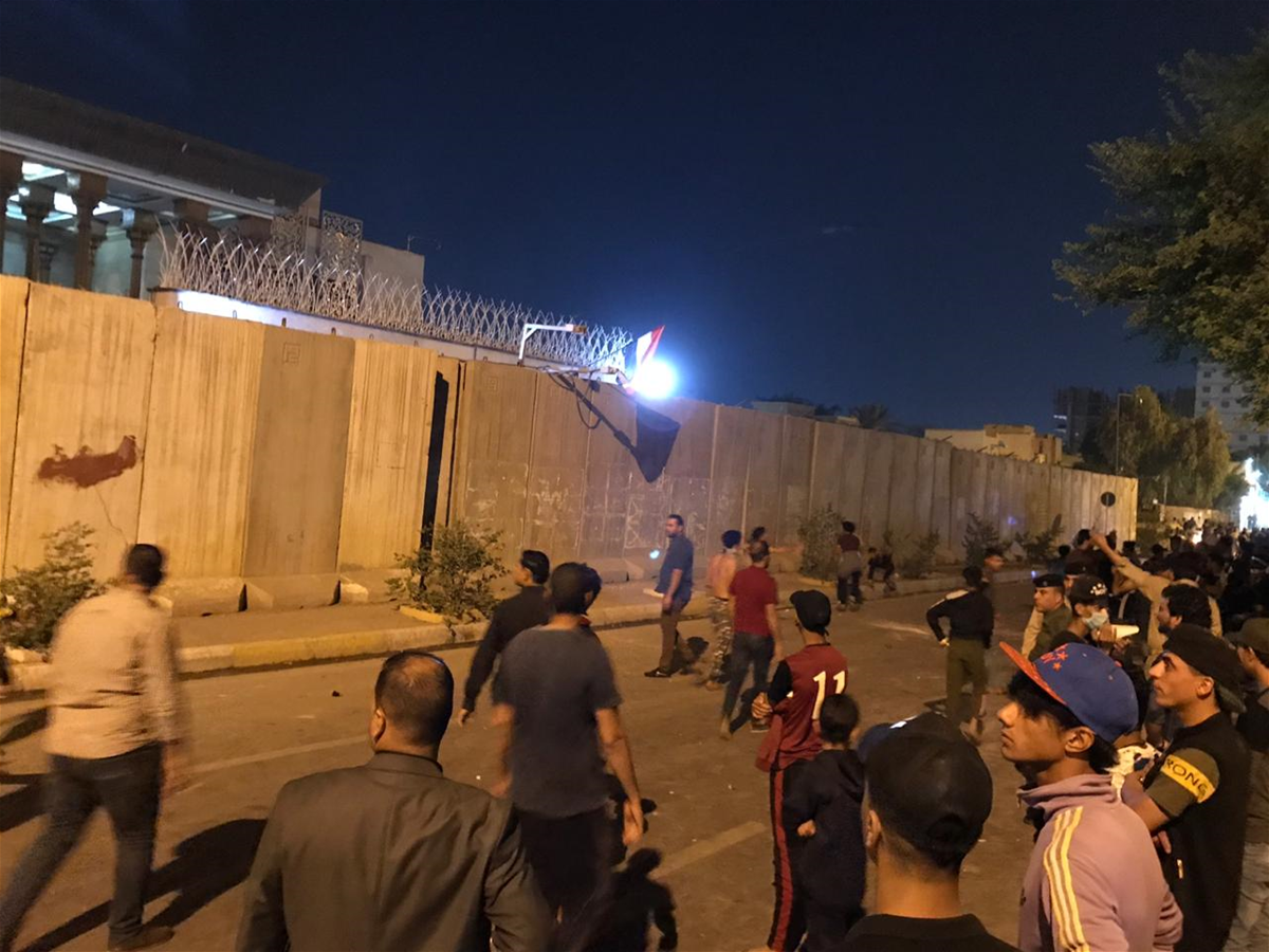 المتظاهرون يرفعون العلم العراقي على القتصلية الايرانية في كربلاء وحرق منزل عضو جيش المهدي حميد الغزيالان