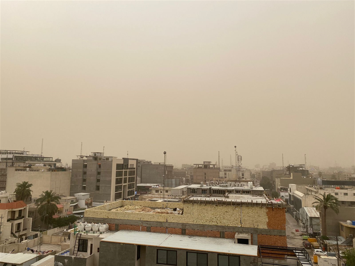 العاصفة تصل العاصمة.. أجواء صفراء في بغداد (صور)