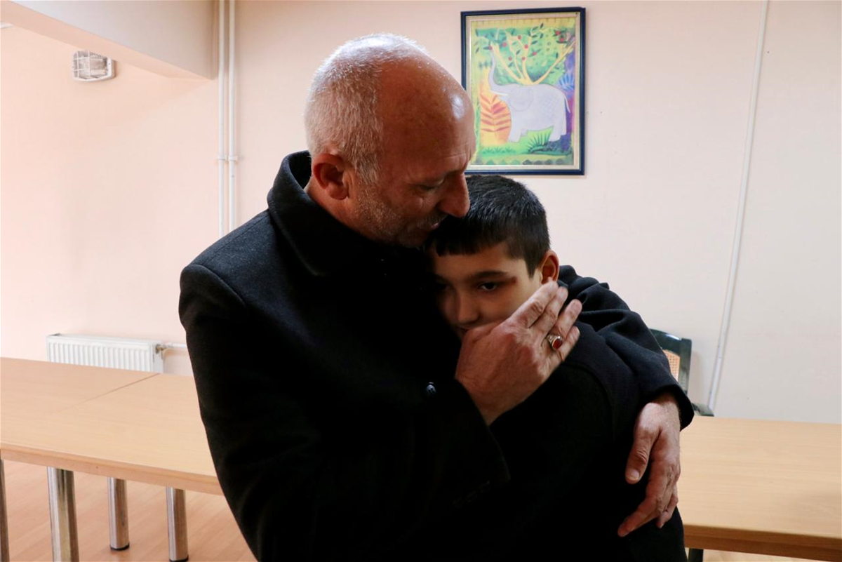 بالصور.. لحظة إعادة الطفل العراقي المختطف لدى داعش منذ 2014