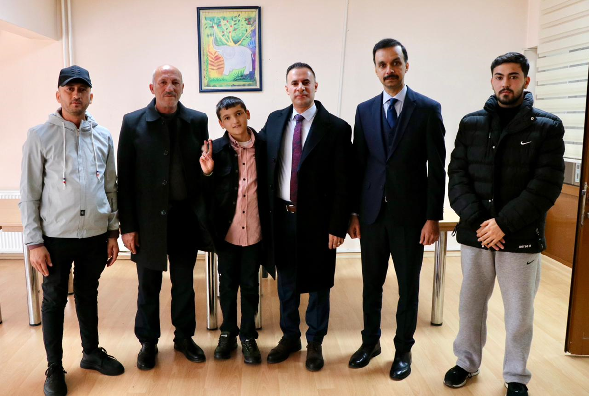 بالصور.. لحظة إعادة الطفل العراقي المختطف لدى داعش منذ 2014