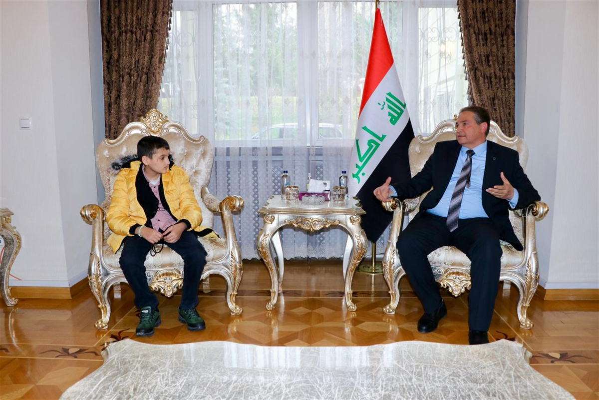 بالصور.. لحظة إعادة الطفل العراقي المختطف لدى داعش منذ 2014