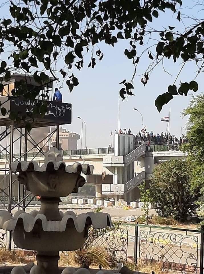 بالصور !!تقهقر الجيش العراقي من ساحة الخلاني نحو جسر السنك وحرق محل بيع قوايش!!وغلق منفذ الشلامجة