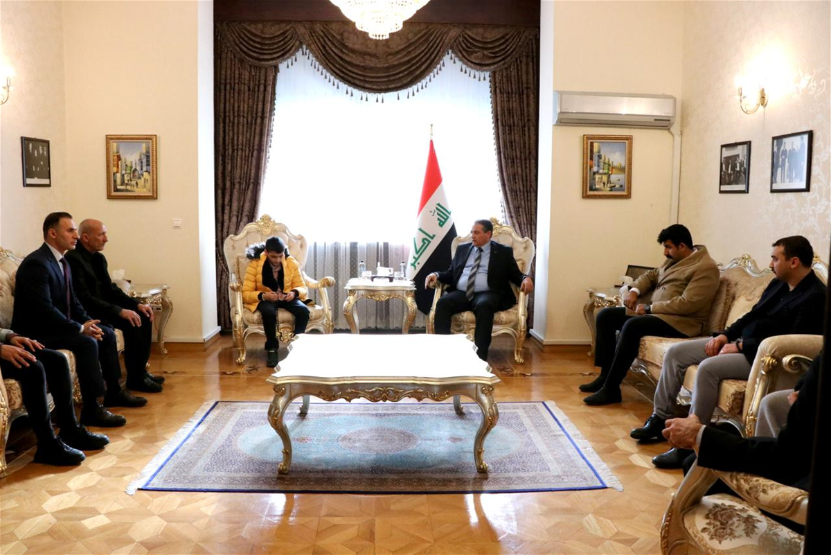 بالصور.. لحظة إعادة الطفل العراقي المختطف لدى داعش منذ 2014