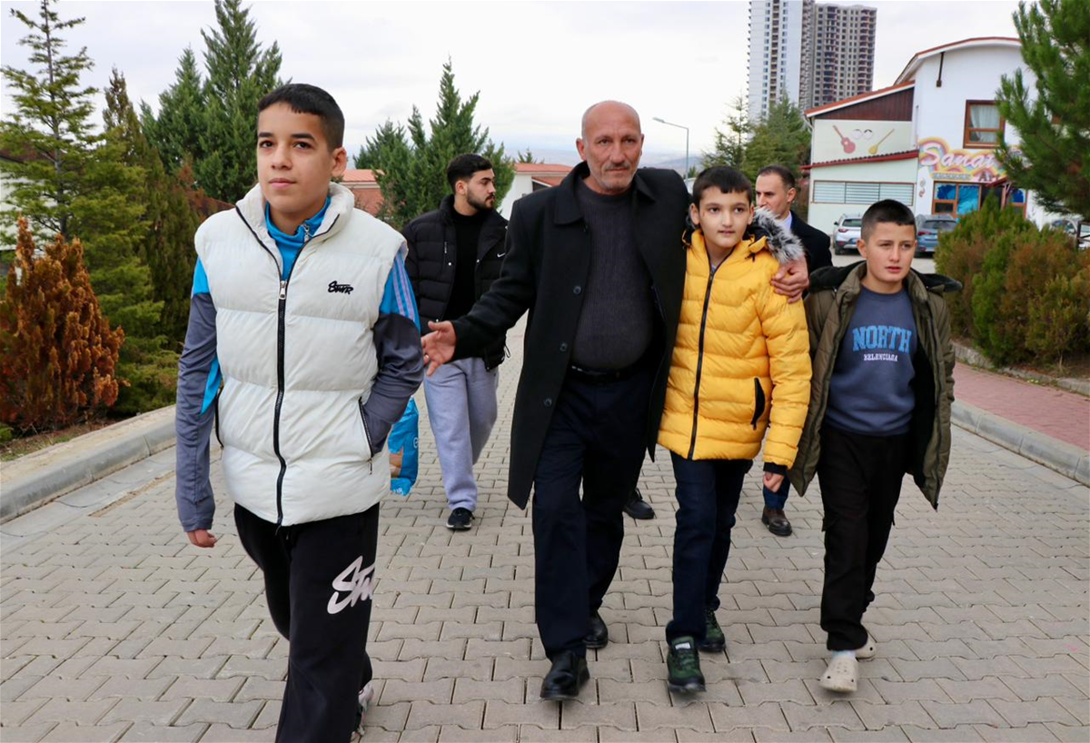 بالصور.. لحظة إعادة الطفل العراقي المختطف لدى داعش منذ 2014