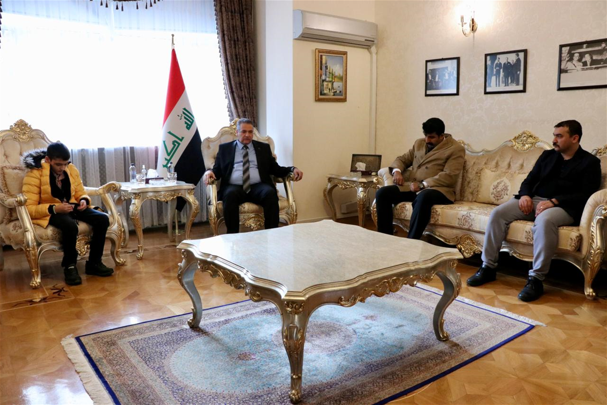 بالصور.. لحظة إعادة الطفل العراقي المختطف لدى داعش منذ 2014