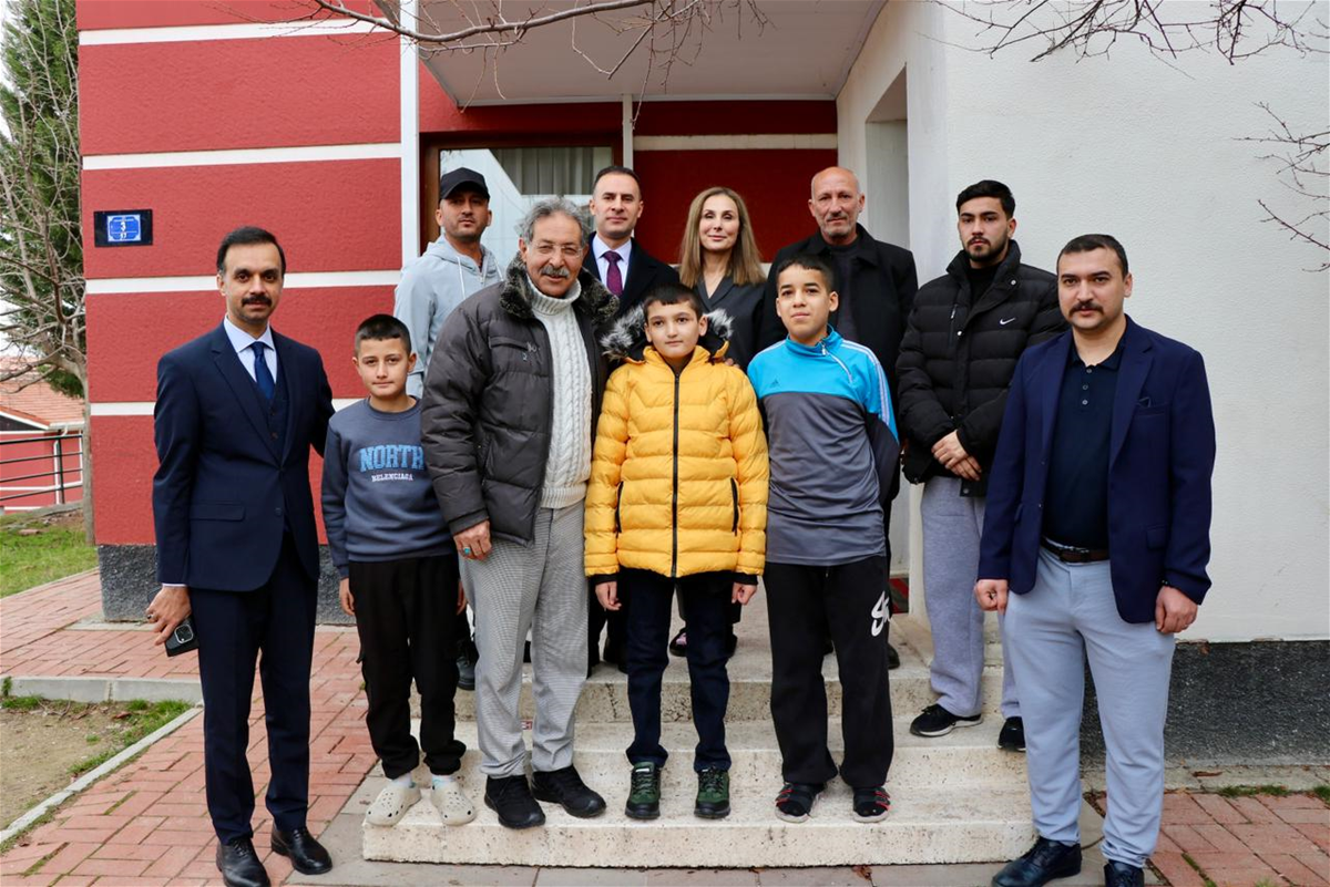 بالصور.. لحظة إعادة الطفل العراقي المختطف لدى داعش منذ 2014