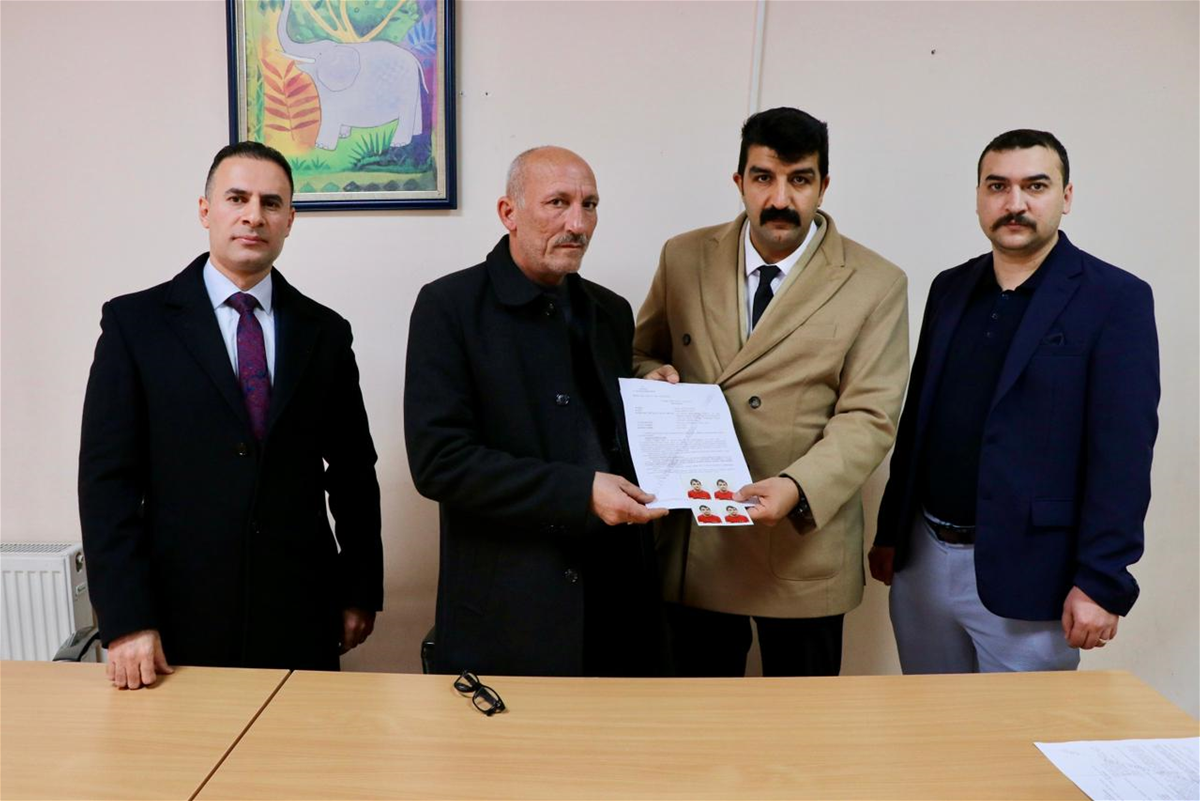 بالصور.. لحظة إعادة الطفل العراقي المختطف لدى داعش منذ 2014