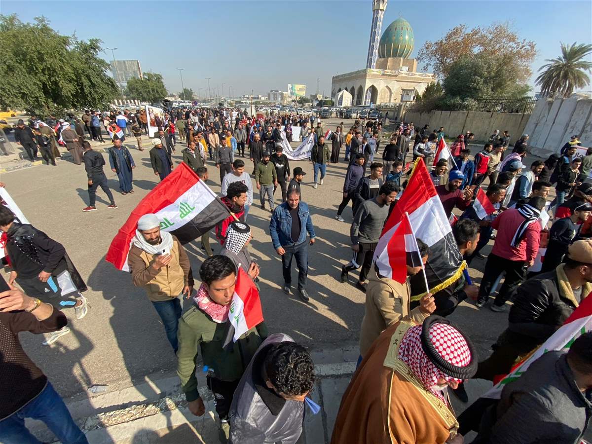 استعداداً للتوجه الى الخضراء.. المئات يتظاهرون وسط بغداد لهذا السبب (فيديو وصور)