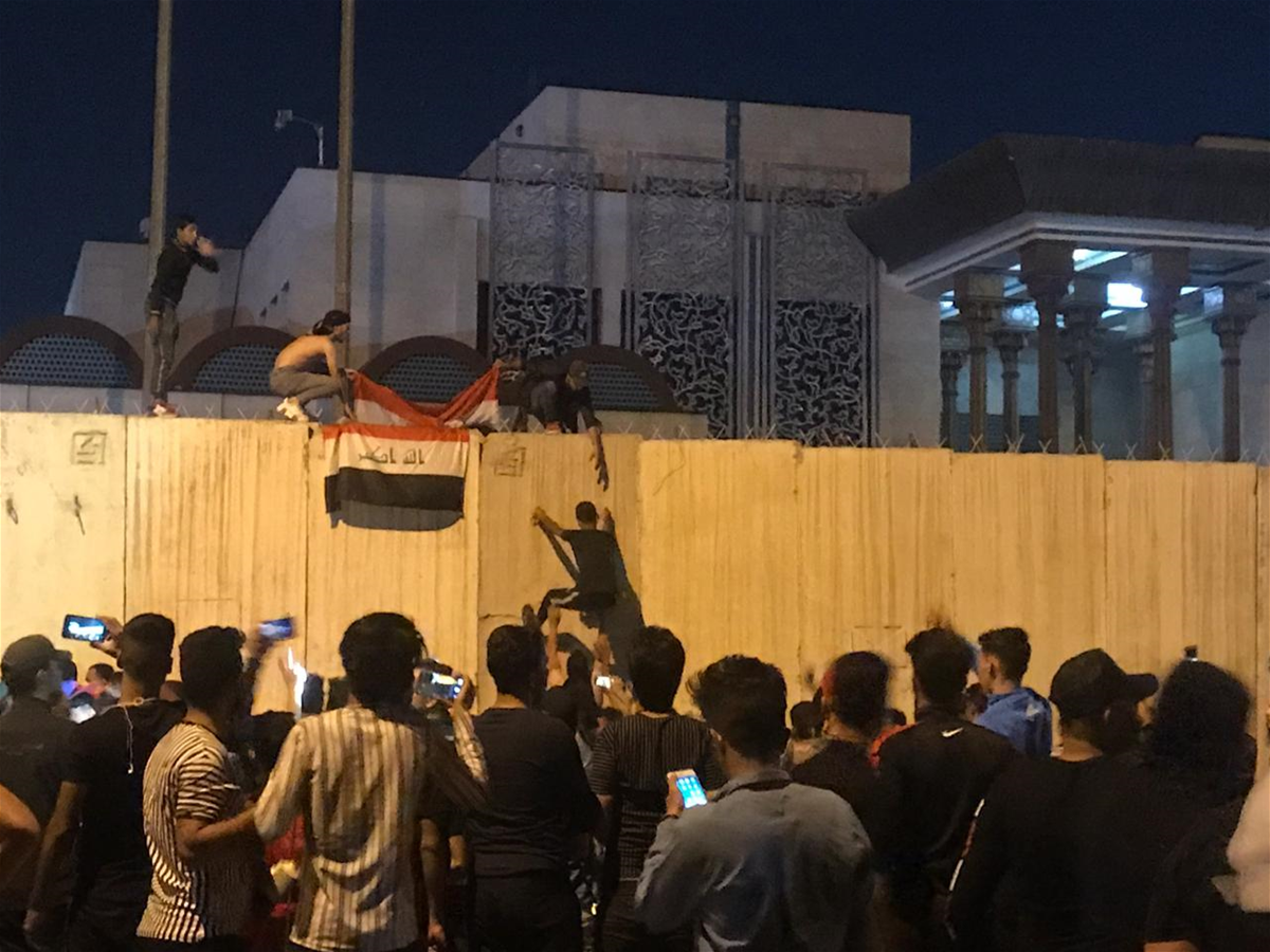 المتظاهرون يرفعون العلم العراقي على القتصلية الايرانية في كربلاء وحرق منزل عضو جيش المهدي حميد الغزيالان