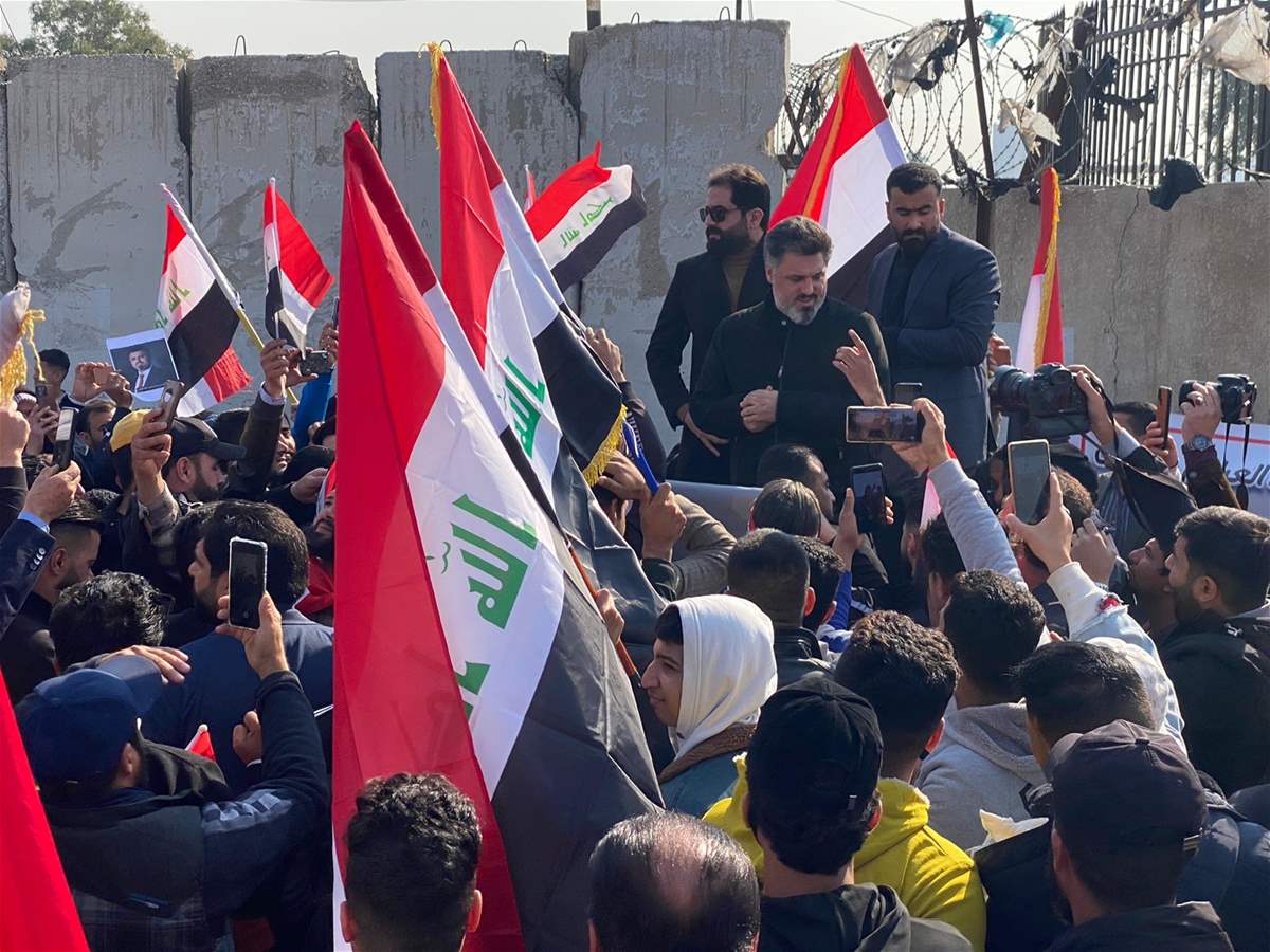 استعداداً للتوجه الى الخضراء.. المئات يتظاهرون وسط بغداد لهذا السبب (فيديو وصور)