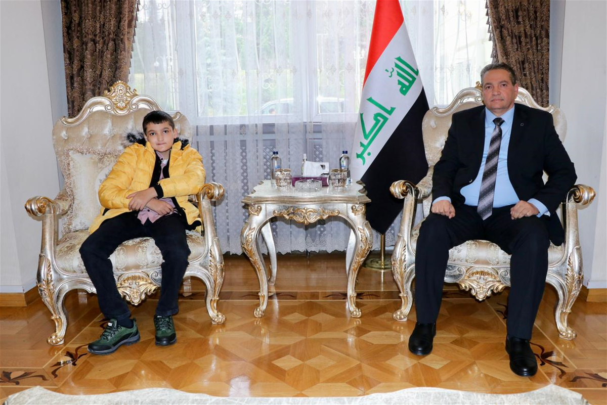 بالصور.. لحظة إعادة الطفل العراقي المختطف لدى داعش منذ 2014