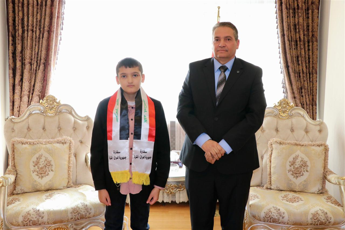 بالصور.. لحظة إعادة الطفل العراقي المختطف لدى داعش منذ 2014