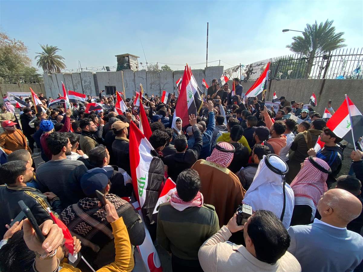 استعداداً للتوجه الى الخضراء.. المئات يتظاهرون وسط بغداد لهذا السبب (فيديو وصور)