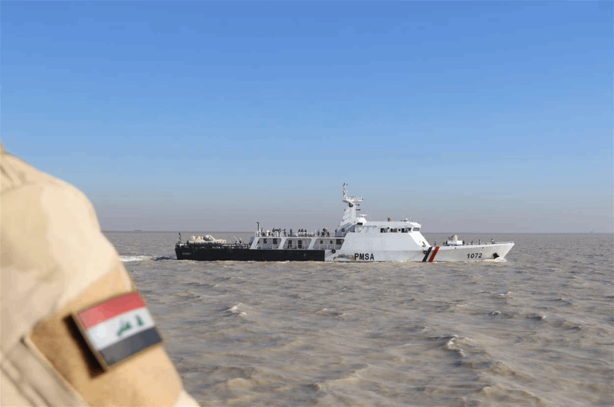 ExtImage-9981050-1299064960 زورق عراقي حربي يعترض سفينة للجيش الباكستاني (صور)