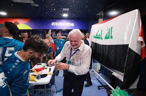 بالصور.. هكذا احتفل لاعبو المنتخب العراقي مع المدرب أرنولد