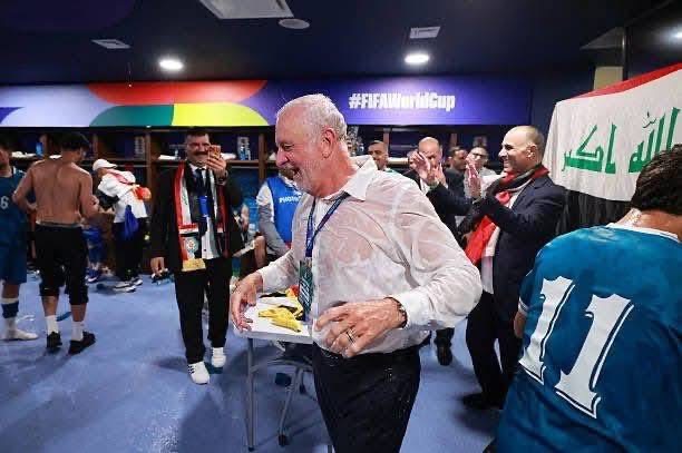 بالصور.. هكذا احتفل لاعبو المنتخب العراقي مع المدرب أرنولد