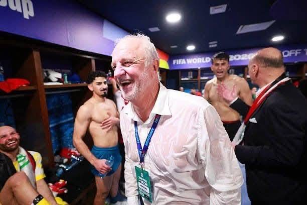 بالصور.. هكذا احتفل لاعبو المنتخب العراقي مع المدرب أرنولد