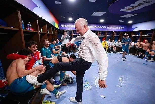 بالصور.. هكذا احتفل لاعبو المنتخب العراقي مع المدرب أرنولد