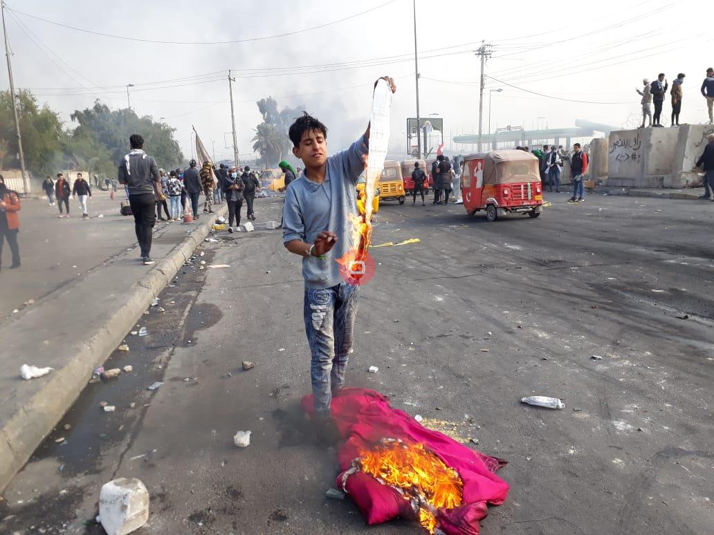 جرحى في صفوف المتظاهرين خلال مواجهات في ساحة التحرير.. وإغلاق ساحة الطيران ببغداد والكربلائي يذكر والنجف تحترق