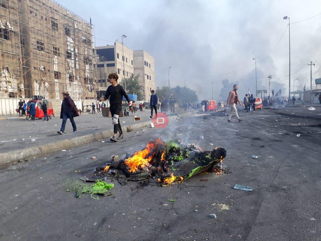 جرحى في صفوف المتظاهرين خلال مواجهات في ساحة التحرير.. وإغلاق ساحة الطيران ببغداد والكربلائي يذكر والنجف تحترق