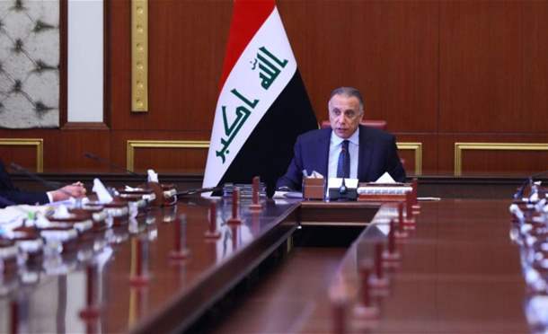 على الطاولة