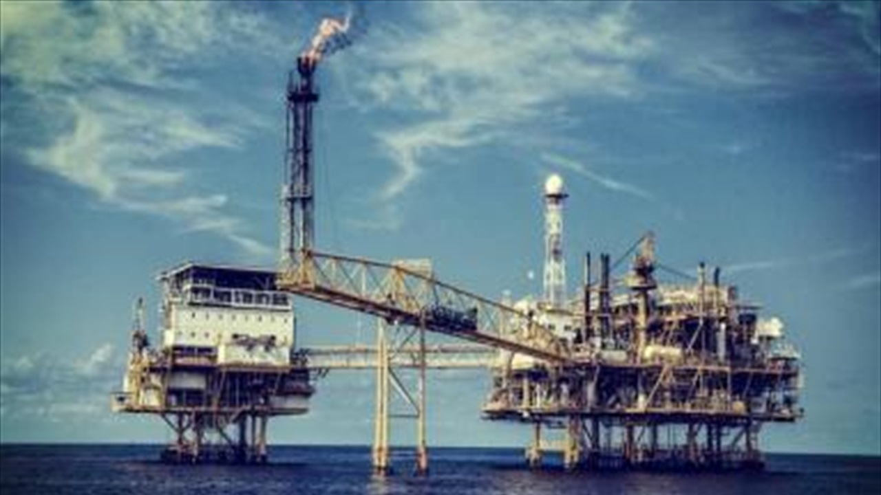 الاسطول الأمريكي المتجه الى ايران يضيف مكاسب جديدة لاسعار النفط