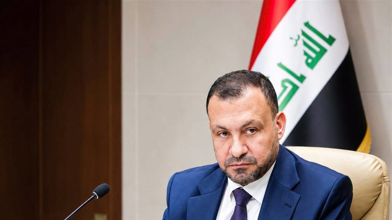 بالصورة.. قوة من النزاهة تعتقل وكيل وزارة الكهرباء لشؤون النقل والتوزيع