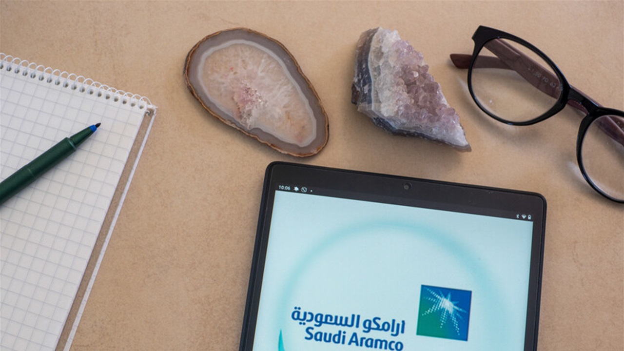 أرامكو تطرح شحنات نفط للبيع خارج مضيق هرمز