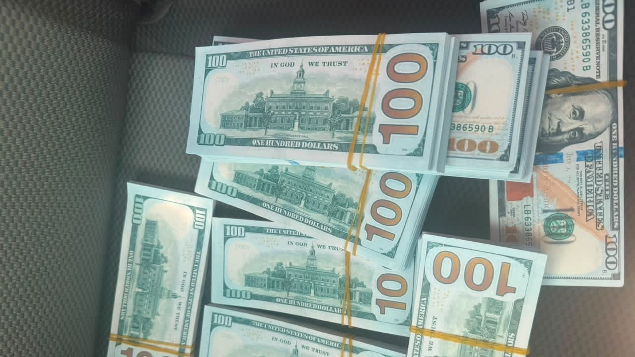 ضبط 600 ألف دولار مزوّرة في بغداد