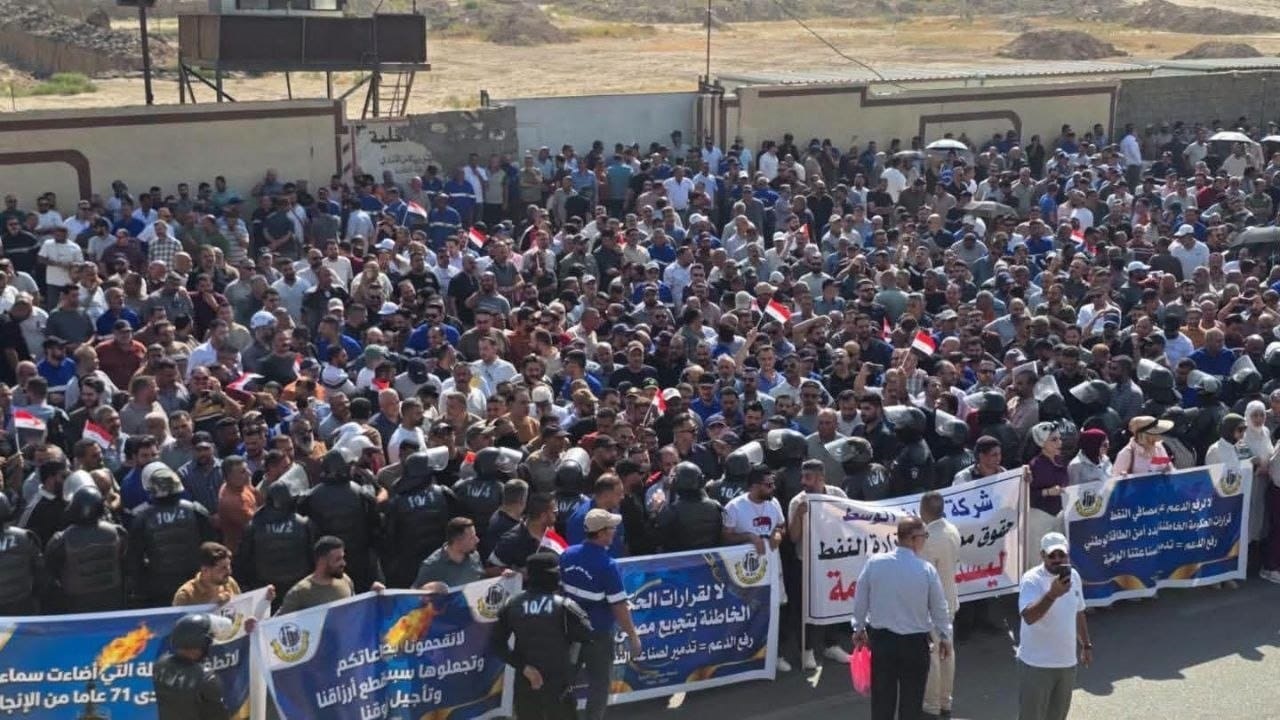 رفضا لتقليص الرواتب.. تظاهرات حاشدة لموظفي القطاع النفطي في بغداد (صور)