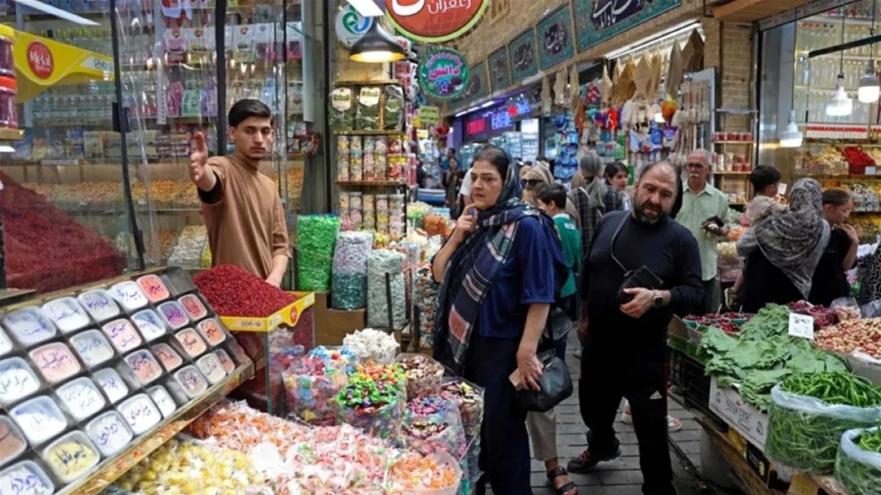 العقوبات تضيّق الخناق.. كيف تواجه طهران أزمة المعيشة؟
